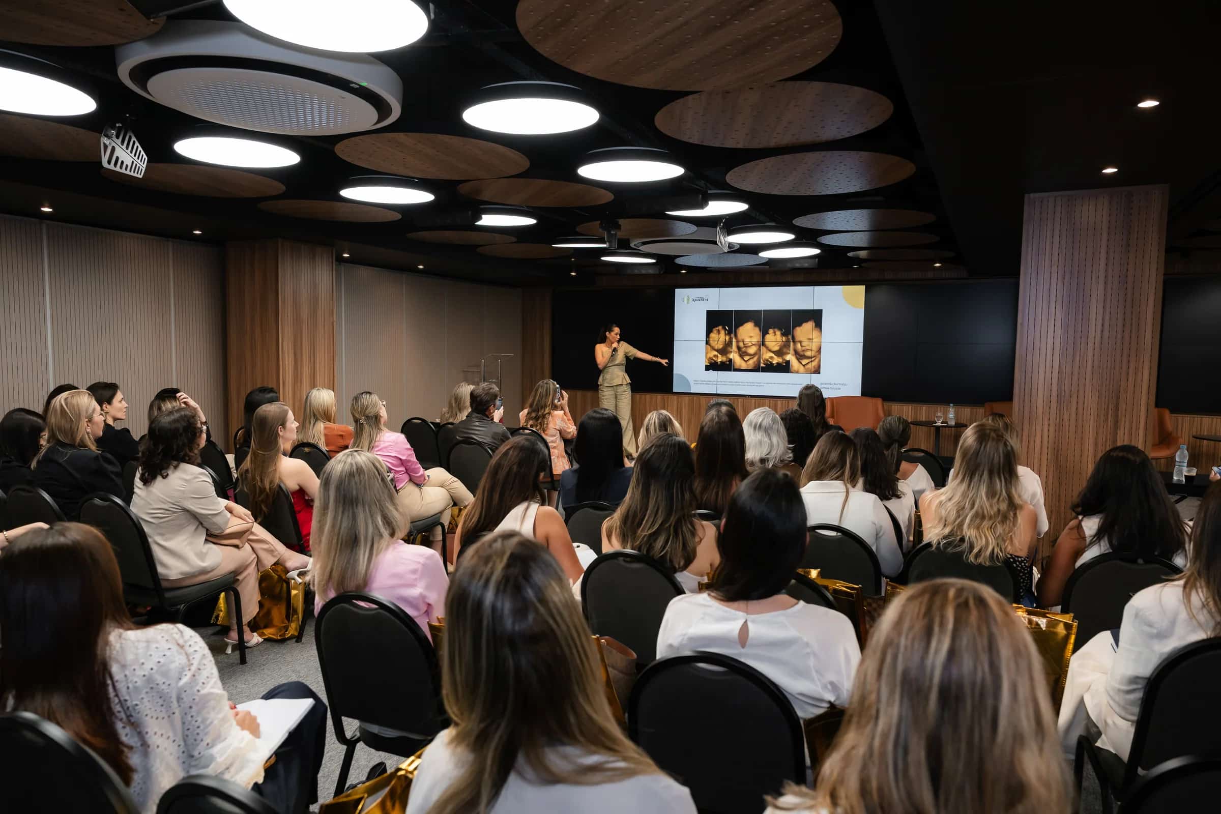 Auditório lotado acompanhando uma palestra no Congresso Amaren