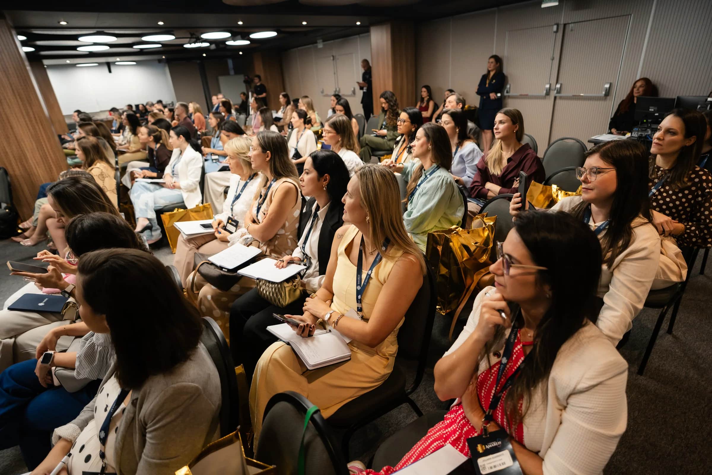 Participantes acompanhando atentamente uma palestra no Congresso Amaren